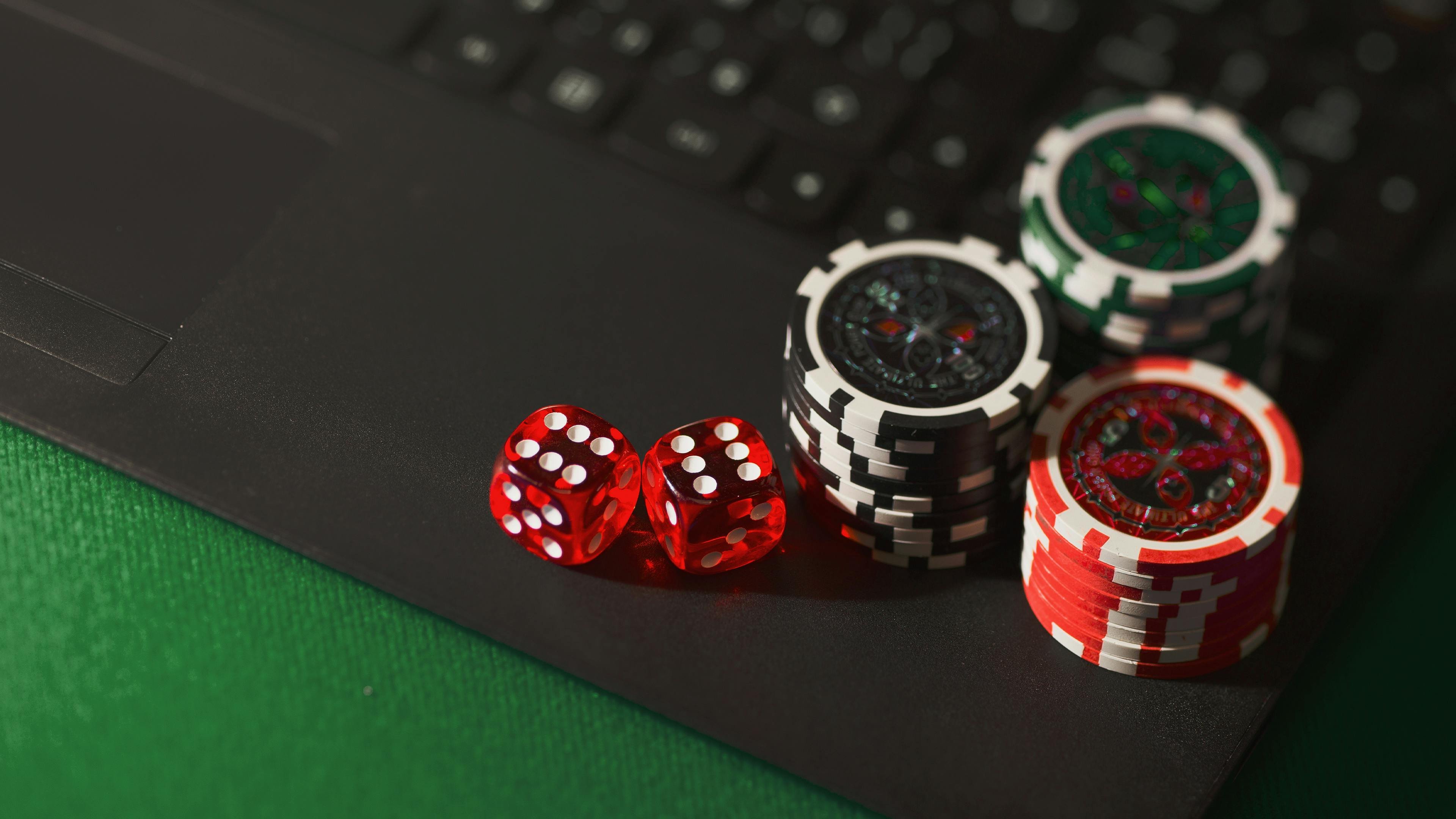 Ilustrasi aplikasi taruhan olahraga dan slot online via ponsel di Indonesia